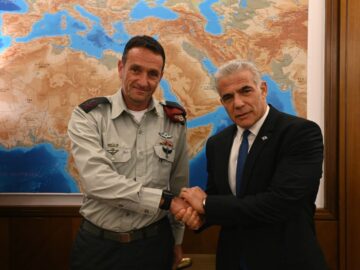 Generálmajor Herzi Halevi a premiér Jair Lapid; foto: Haim Zach/GPO