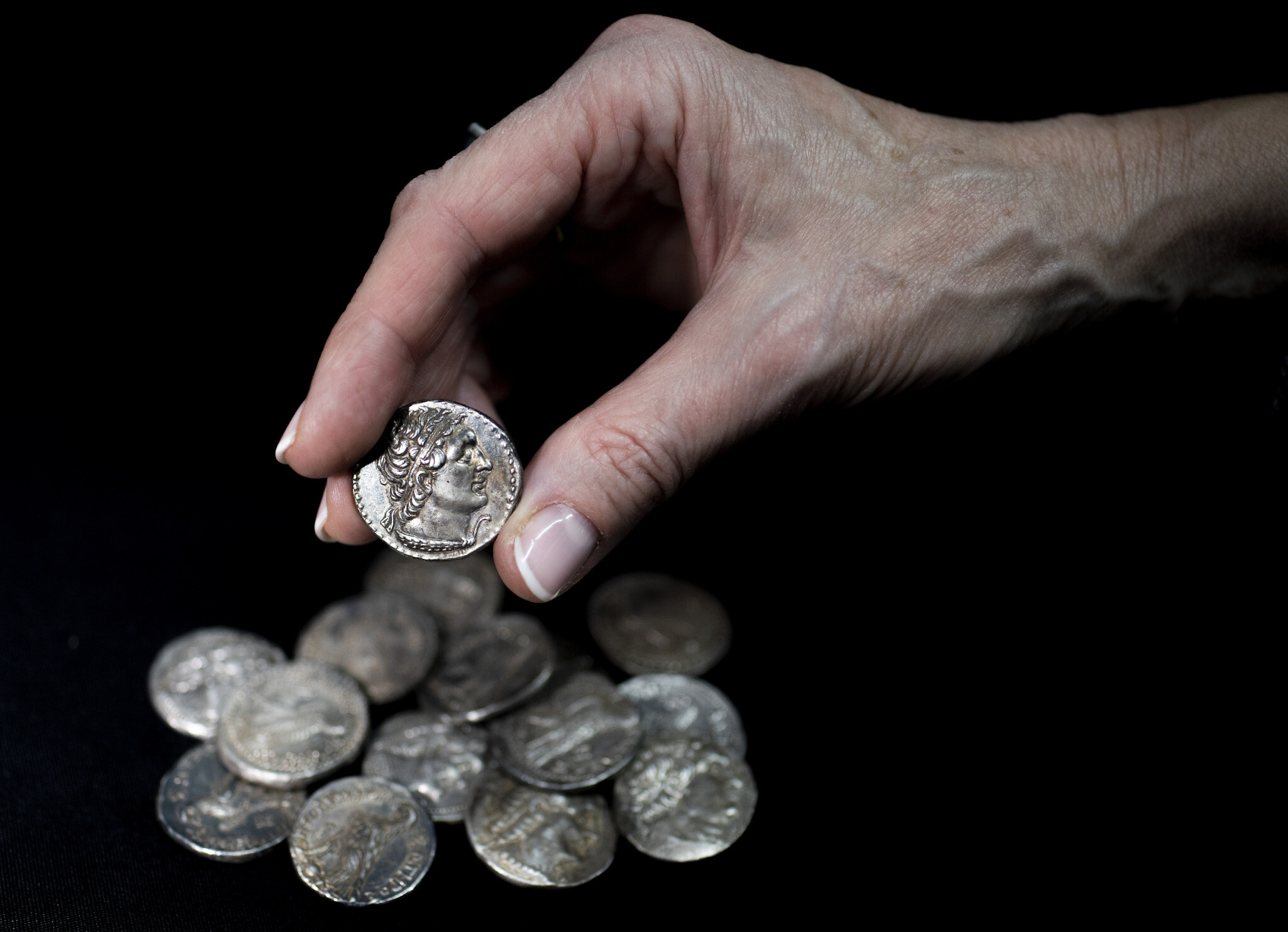 2 200 let staré stříbrné mince, nalezené ve Vádí Muraba‘at u Mrtvého moře; foto Shai Halevy, Izraelský památkový úřad