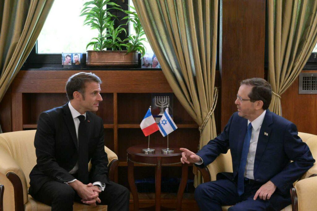 Jicchak Herzog a Emmanuel Macron, Jeruzalém, 24. 10. 2023; foto: Amos Ben-Gershom / Vládní tiskový úřad