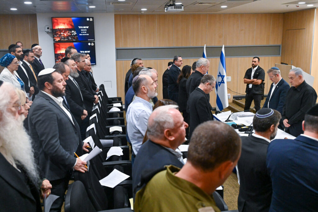 Předseda vlády Izraele Benjamin Netanjahu a členové národní nouzové vlády vzdávají tichou poctu obětem masakru Hamasu 7. října 2023. 15. 10. 2023. Foto Kobi Gideon / Vládní tiskový úřad.