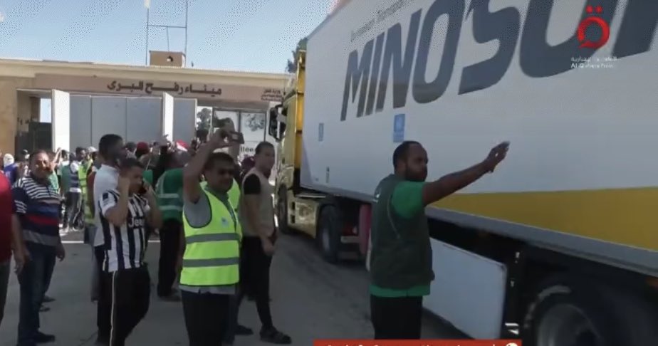První kamiony vjíždějí do Gazy před přechod Rafáh. 21. 10. 2023.