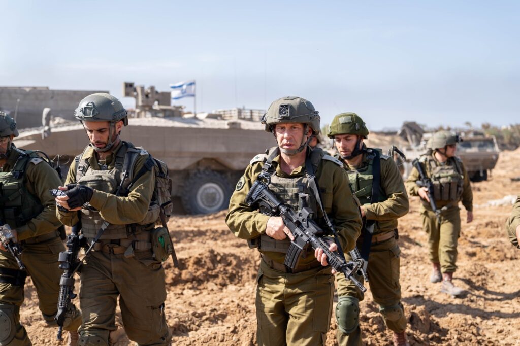 Velitel Jižní velitelství Izraelských obranných sil, generálmajor Jaron Finkelman (ve středu), v Pásmu Gazy. 30. 10. 2023. Foto: Izraelské obranné síly