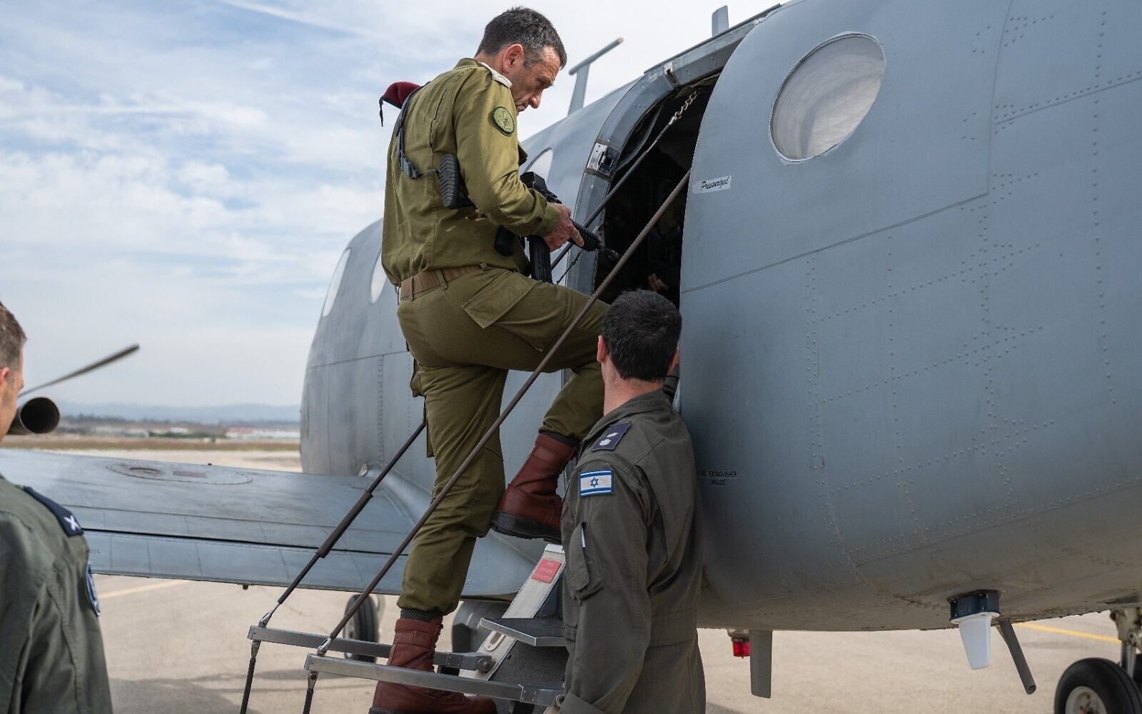 Generálporučík Herzi Halevi nastupuje do letounu 100. perutě izraelského letectva. 12. 11. 2023. Foto: Izraelské obranné síly