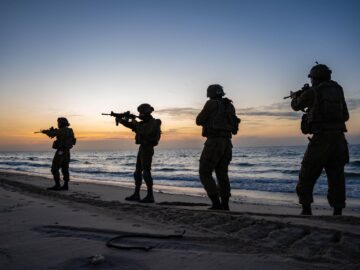 Izraelští vojáci na pobřeží v Pásmu Gazy. 12. 11. 2023. Foto: Izraelské obranné síly
