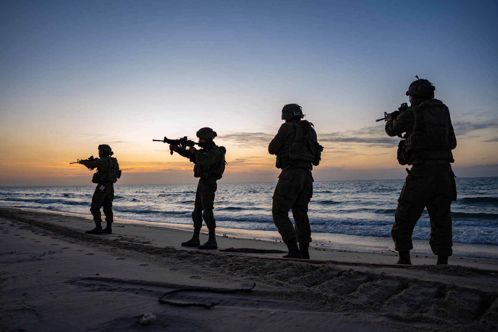 Izraelští vojáci na pobřeží v Pásmu Gazy. 12. 11. 2023. Foto: Izraelské obranné síly