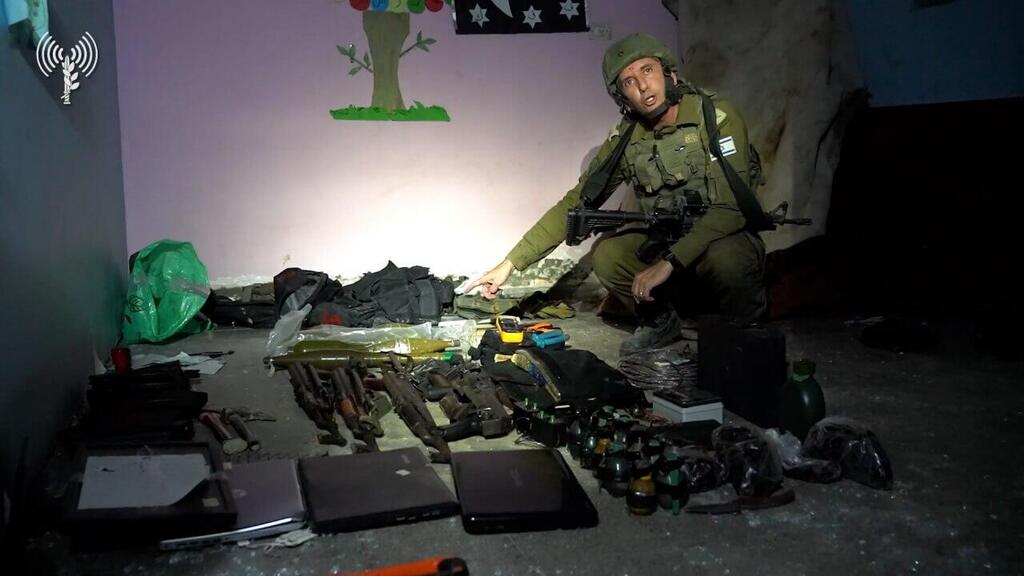 Zbraně nalezené ve sklepě nemocnice Rantísí v Gaze. 13. 11. 2023. Autor: Izraelské obranné síly