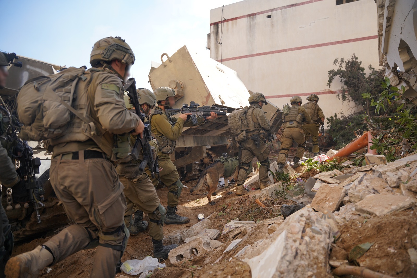 Příslušníci 36. divize Izraelských obranných sil ve čtvrti Zejtún města Gaza. 20. 11. 2023. Foto: Izraelské obranné síly