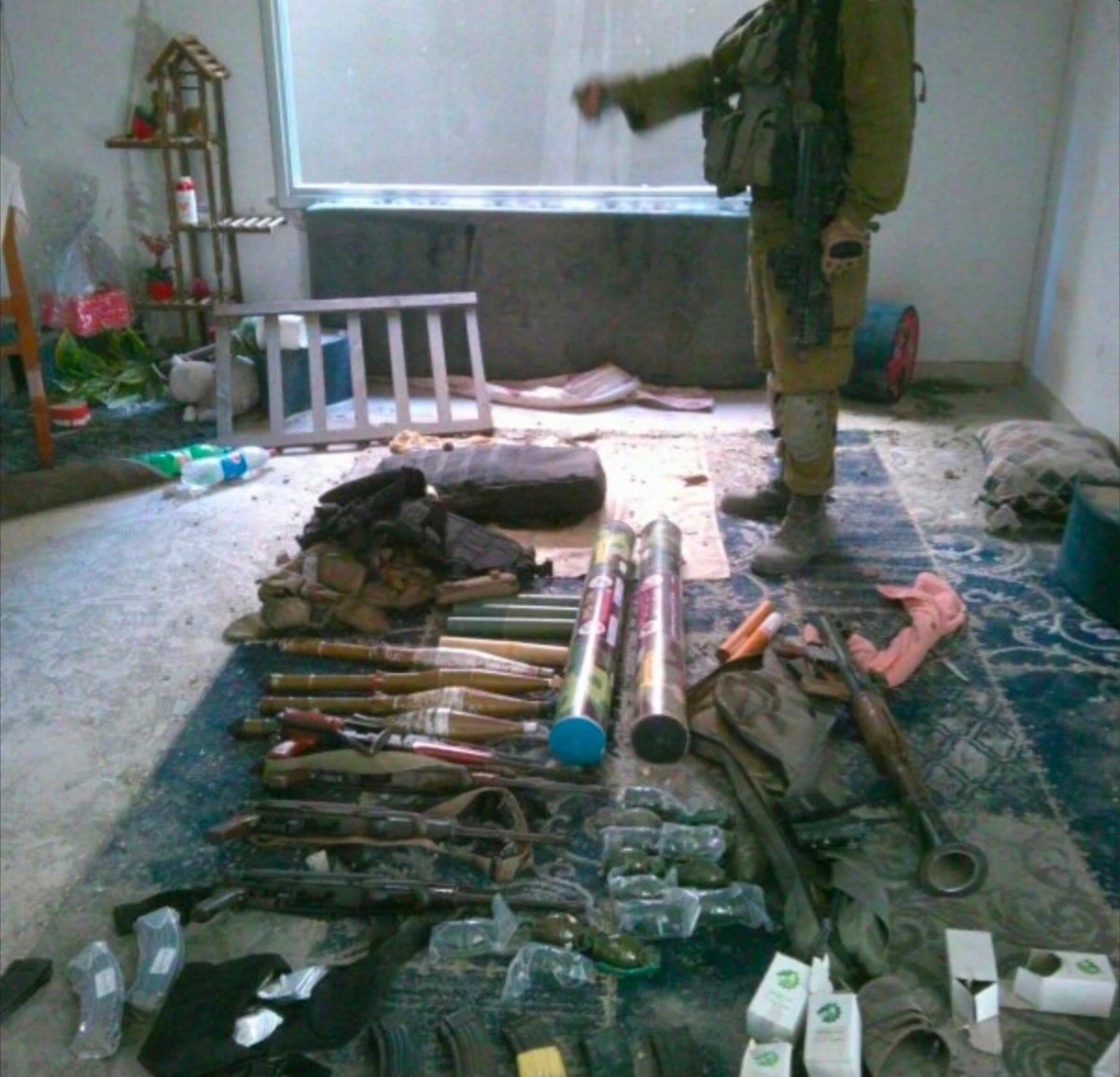 Nález zbraní pod dětskou postýlkou. 21. 11. 2023. Foto: Izraelské obranné síly
