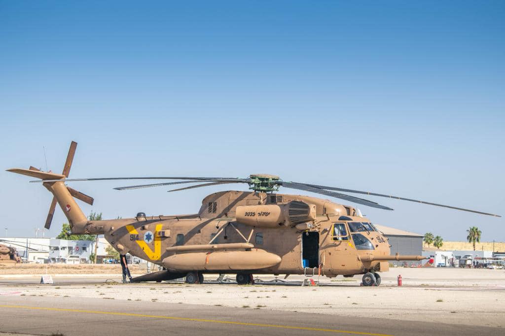 Izraelský vojenský vrtulník se chystá na převoz propuštěných Izraelců. 24. 11. 2023. Foto: Izraelské obranné síly