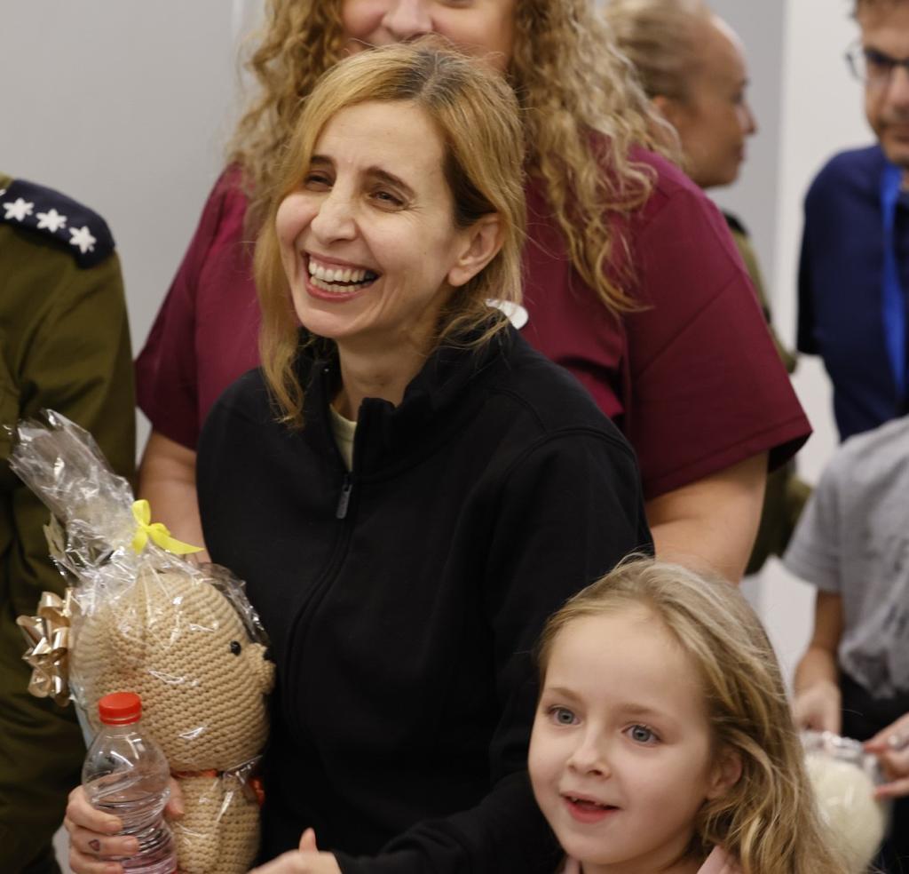 Danielle Alony a její dcera Emilia (5 let) po propuštění Hamasem. 24. 11. 2023. Foto: Schneiderova dětská nemocnice