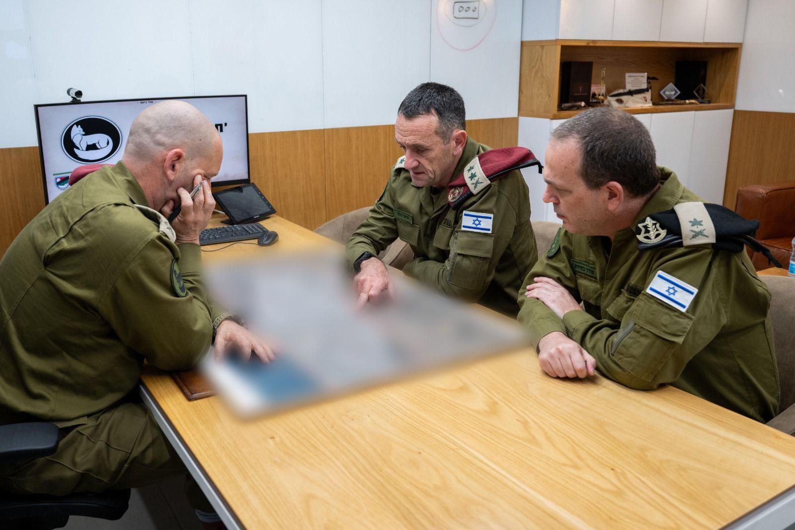 Náčelník štábu Izraelských obranných sil, generálporučík Herzi Halevi (uprostřed) při poradě s velitelem Jižního velení, generálmajorem Jaronem Finkelmanem (vlevo), a velitelem Operačního velitelství, generálmajorem Odedem Basiukem. 26. 11. 2023. Foto: Izraelské obranné síly