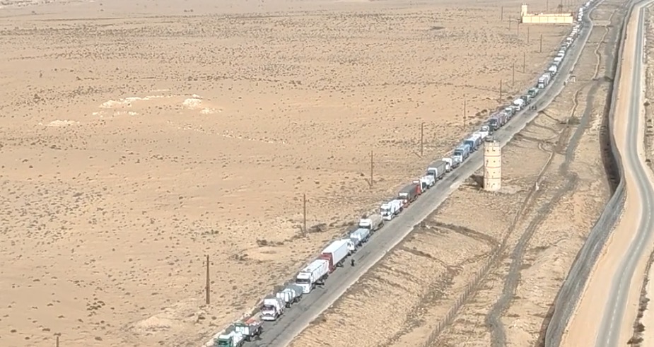 Kolona kamionů před hraničním přechodem Rafáh z Egypta do Izraele. 27. 11. 2023. Foto: COGAT