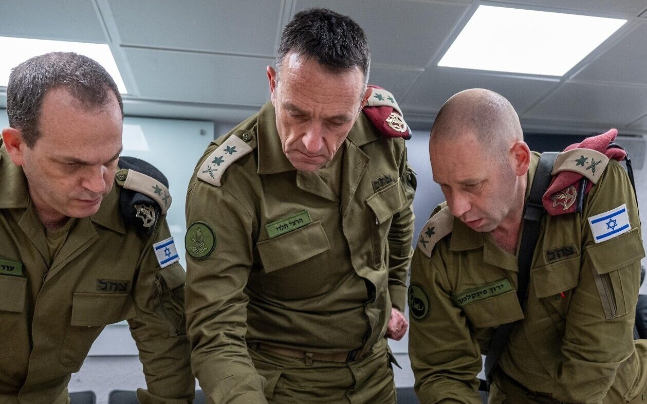 Náčelník generálního štábu Izraelských obranných sil, generálporučík Herzi Halevi (uprostřed) při poradě s velitelem Jižního velitelství, generálmajorem Jaronem Finkelmanem (vpravo), a velitelem Operačního ředitelství, generálmajorem Odedem Basiukem, na Jižním velitelství v Beerševě. 29. 11. 2023. Foto: Izraelské obranné síly