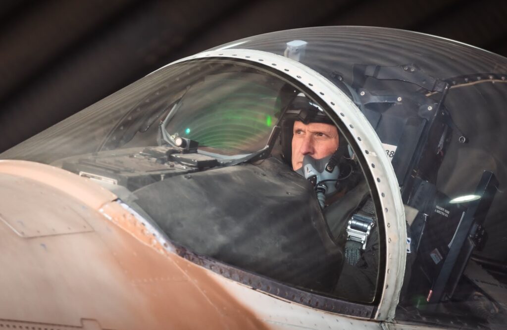 Velitel letectva generálmajor Tomer Bar v letounu G-15l. Základna Hacerim. Publikováno 3. 11. 2023. Foto: Amit Agronov / Izraelské letectvo