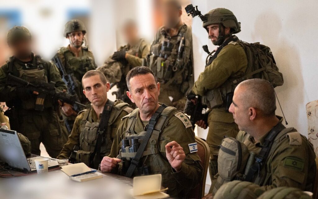 Náčelník generálního štábu Izraelských obranných sil, generálporučík Herzi Halevi (uprostřed) s důstojníky v budově v Pásmu Gazy. 4. 11. 2023. Foto: Izraelské obranné síly