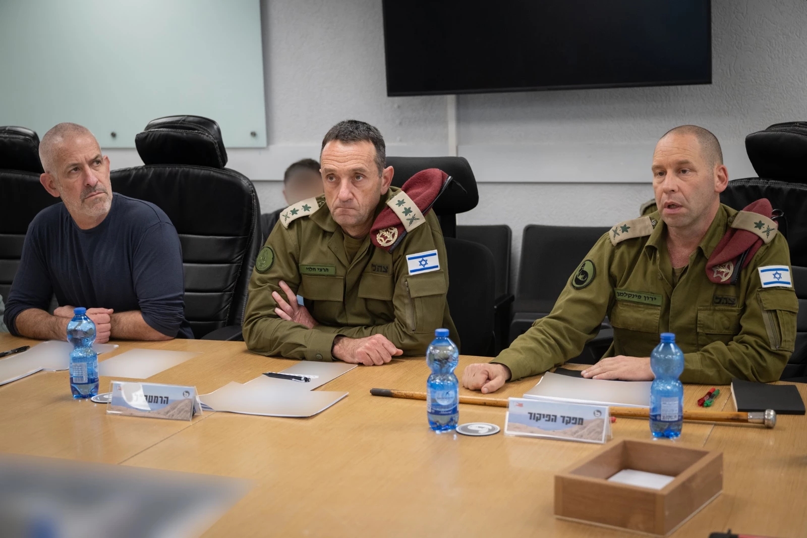 Porada na Jižním velitelství (zleva sedící) ředitel Šabaku Ronen Bar, náčelník armádního štábu generálporučík Herzi Halevi, velitel Jižního velitelství generálmajor Jaron Finkelman. 2. 12. 2023. Foto: Izraelské obranné síly