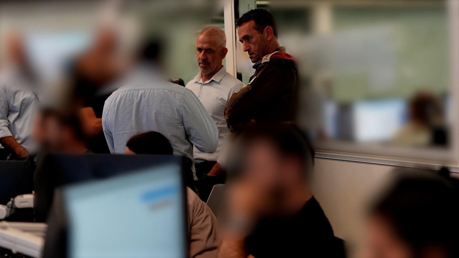 Ronen Bar, ředitel Všeobecné bezpečnostní služby (vlevo), a generálporučík Herzi Halevi, náčelník štábu Izraelských obranných sil, ve speciální operační místnosti. 27. 10. 2023. Foto: Šabak