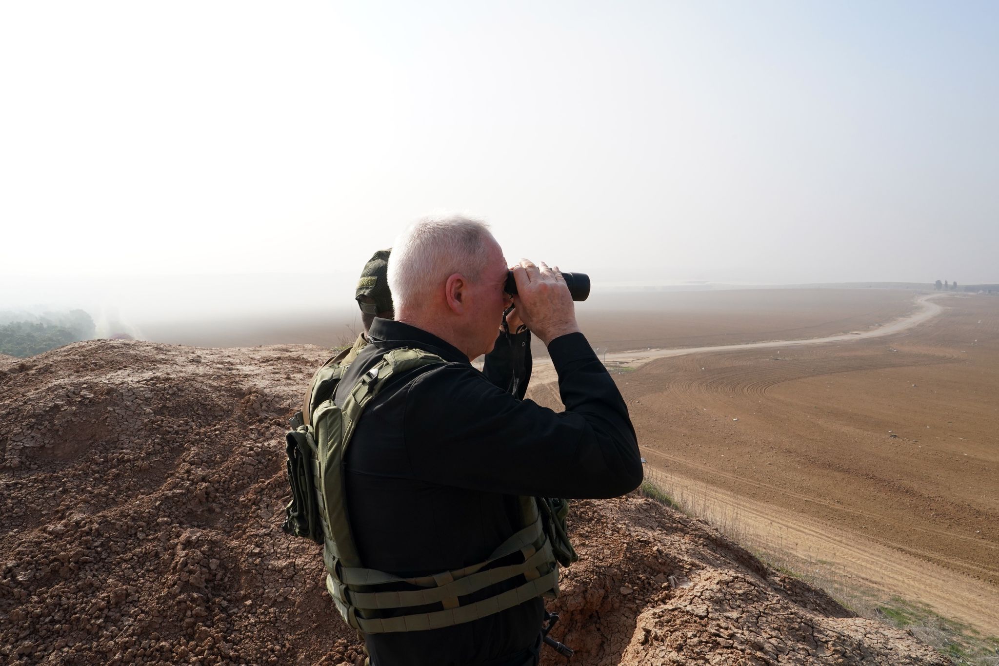 Ministr obrany Joav Galant sleduje severní Pásmo Gazy od izraelských hranic. 4. 12. 2023. Foto: Izraelské obranné síly
