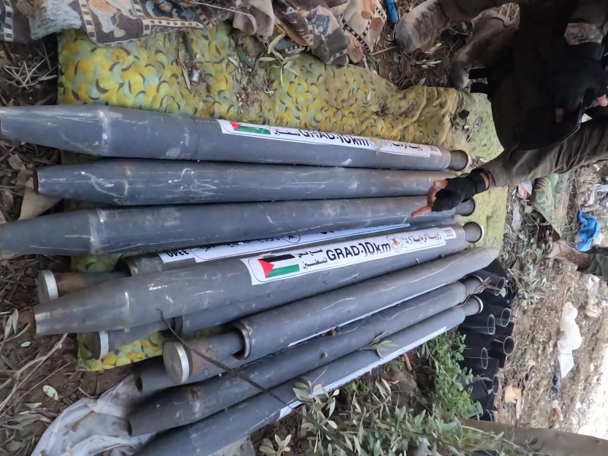 Rakety zajištěné včera na dvorku domu v Pásmu Gazy. 5. 12. 2023. Foto: Izraelské obranné síly