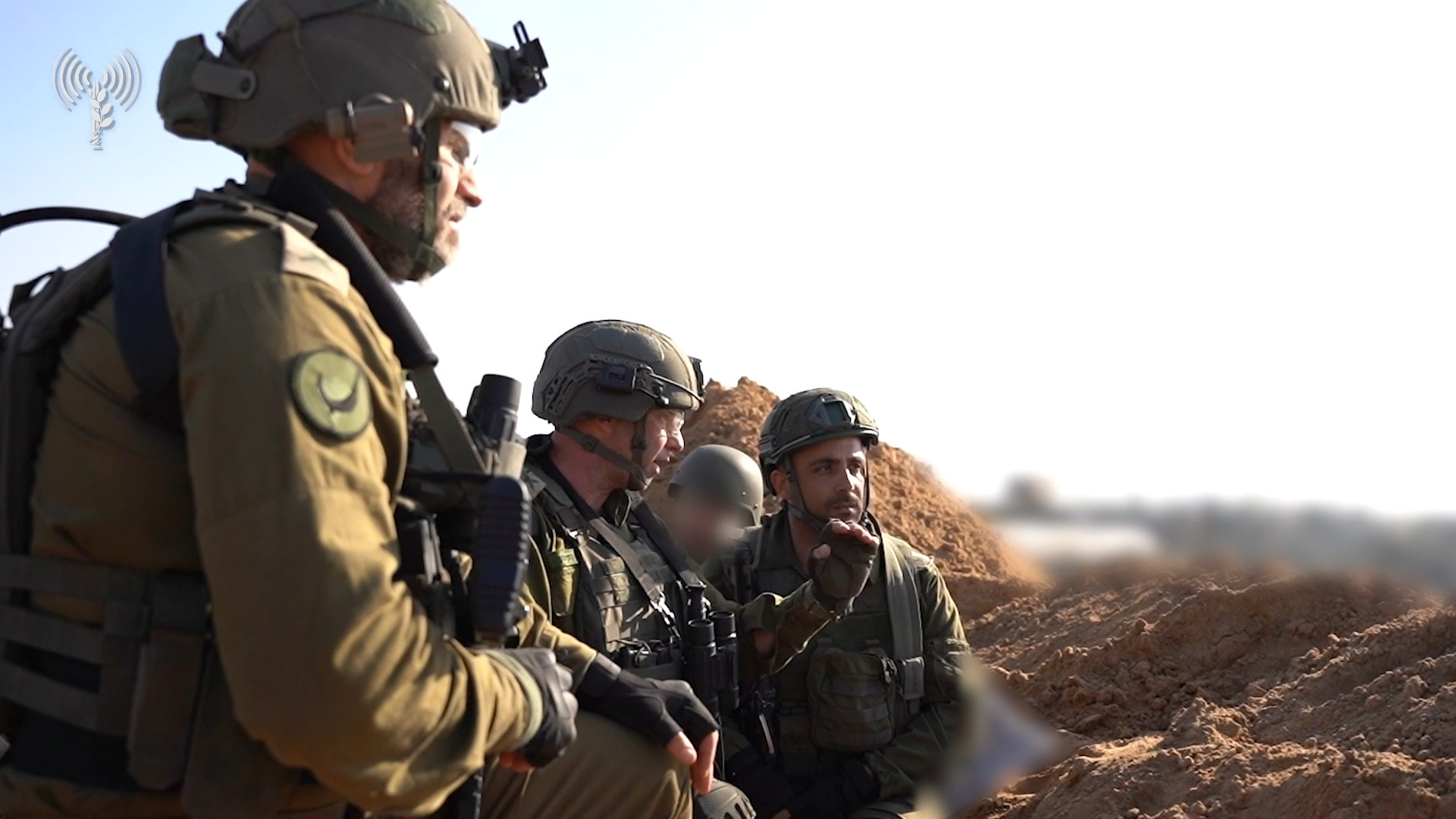 Generálmajor Jaron Finkelman (uprostřed) s vojáky v jižní části Pásma Gazy. 6. 12. 2023. Foto: Izraelské obranné síly