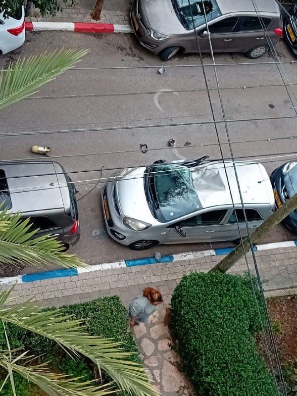 Automobil v Tel Avivu poškozený dopadem úlomku rakety. 8. 12. 2023. 