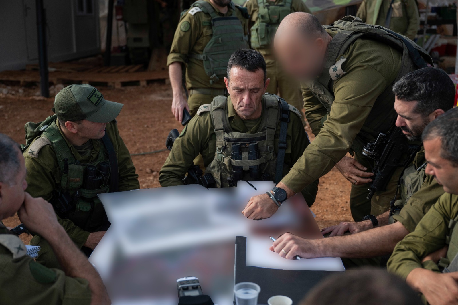 Náčelník generálního štábu Izraelských obranných sil, generálporučík Herzi Halevi (uprostřed) na poradě s důstojníků v severním Izraeli. 10. 12. 2023. Foto: Izraelské obranné síly