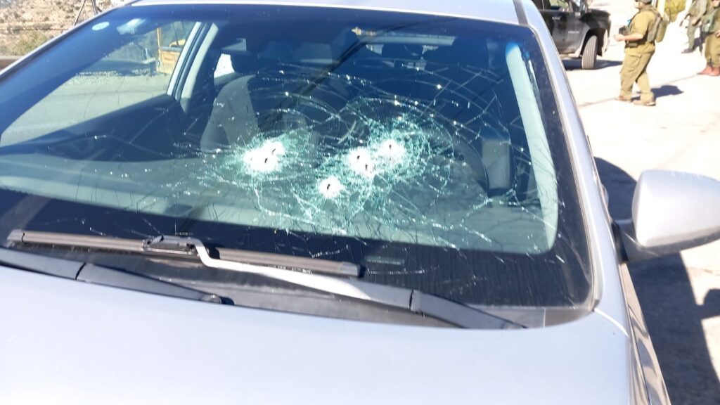 Auto zasažené střelbou teroristů, v němž byla zraněna žena. 18. 12. 2023. Foto: Regionální rady Binjamin
