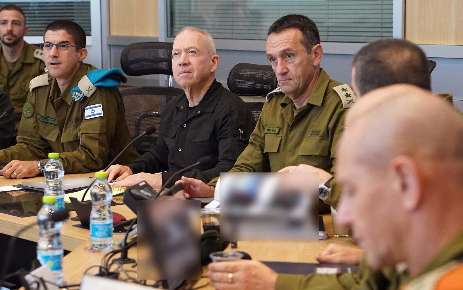 Ministr obrany Joav Galant (uprostřed) s náčelníkem štábu izraelské armády generálporučíkem Herzim Halevim (vpravo) a dalšími vojenskými představiteli. 22. 12. 2023. Foto: Ariel Hermoni / Ministerstvo obrany