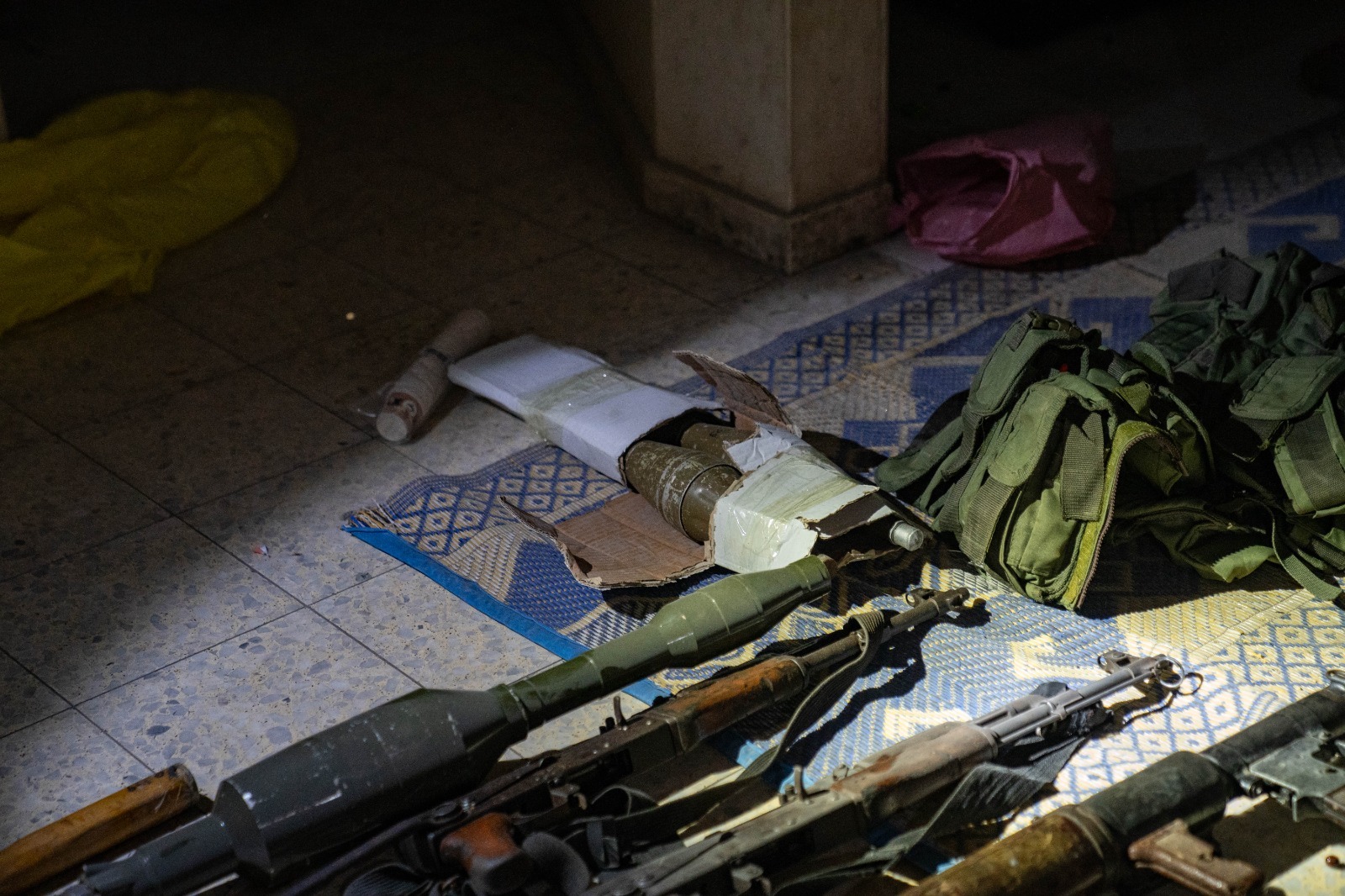 Zbraně zabavené izraelskou armádou v domě v Pásmu Gazy. 26. 12. 2023. Foto: Izraelské obranné síly