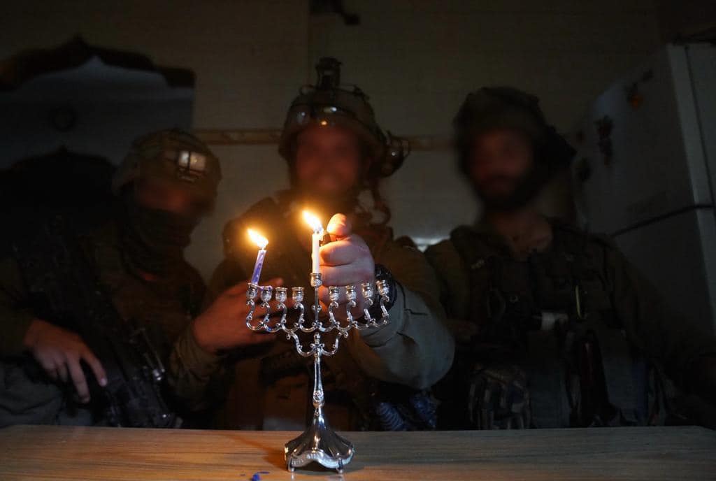 První chanuková svíce v Pásmu Gazy. 7. 12. 2023. Foto: Izraelské obranné síly